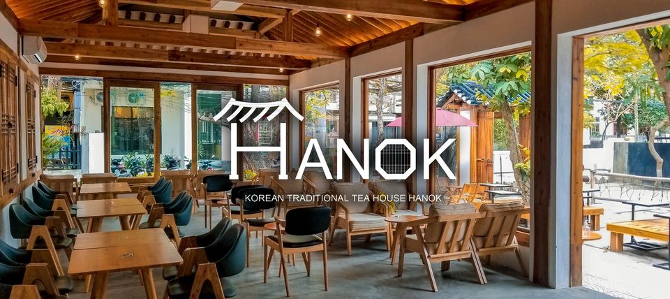 Hanok Cafe là tiệm cafe đầu tiên được thiết kế theo mô hình nhà truyền thống của Hàn Quốc- phong cách Hàn Quốc cổ đầu tiên ở Việt Nam.
