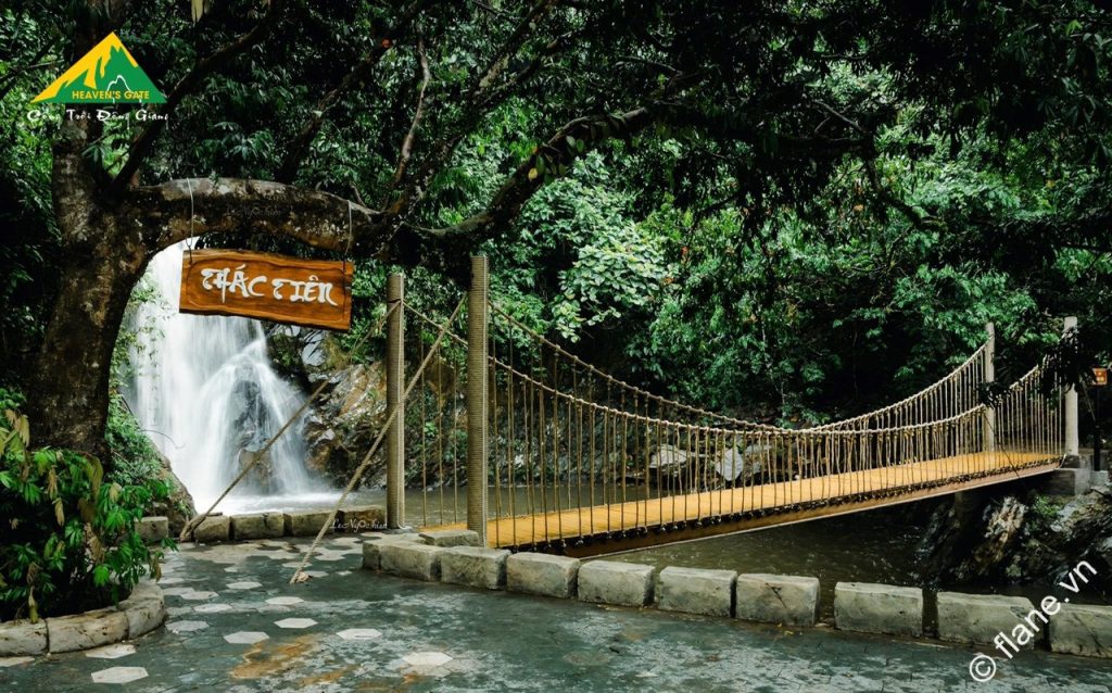 Thác nước và cầu treo