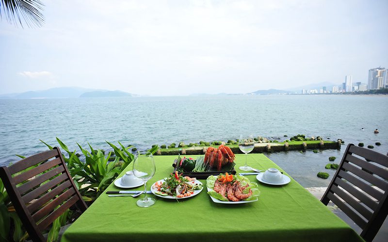 Khung cảnh nhìn từ nhà hàng tại VinWonders Nha Trang (Ảnh sưu tầm)