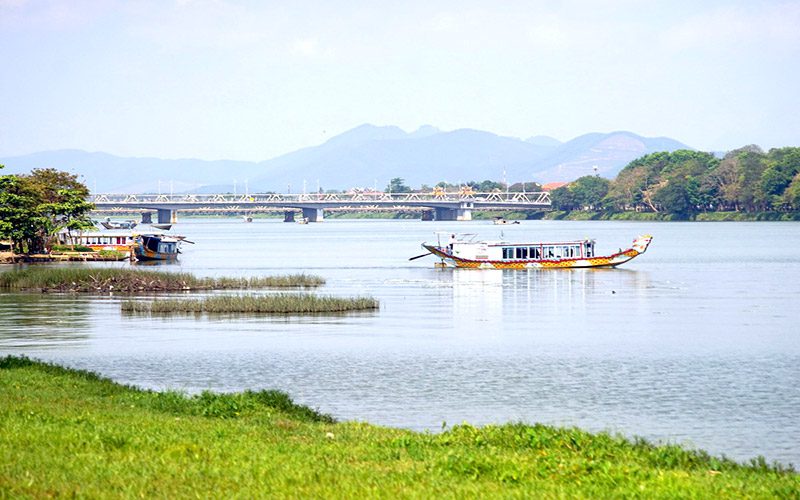 Đi thuyền rồng trên sông Hương cảm giác yên bình khi khám phá xứ Huế (Ảnh sưu tầm)