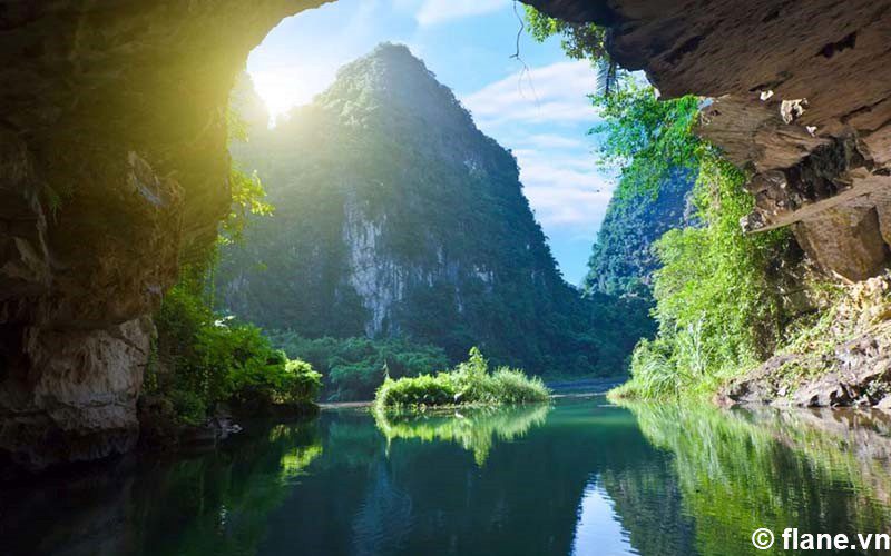 Vẻ đẹp thơ mộng của hang động đá vôi Ninh Bình