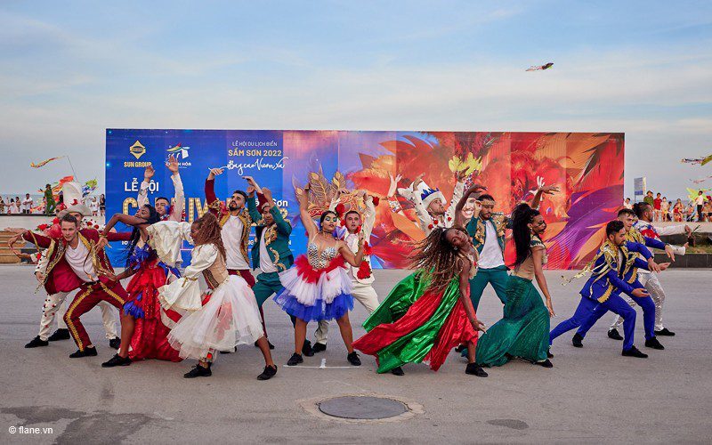 Vé pháo hoa quốc tế tham gia lễ hội Carnival đường phố độc đáo