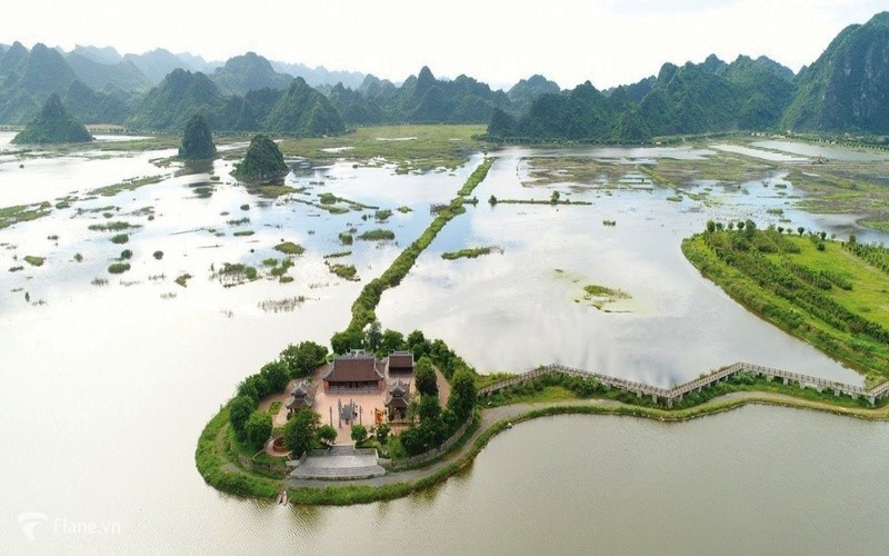 Hồ Tam Chúc với khung cảnh đẹp nên thơ