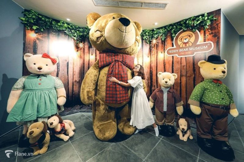 Du khách check in tại bảo tàng gấu Teddy Bear 