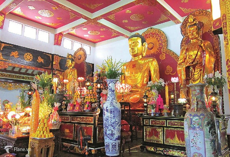 Chánh điện chùa Long Sơn thoáng đãng, uy nghiêm