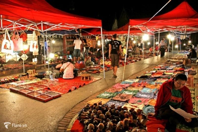 Chợ đêm Nha Trang bày bán nhiều đặc sản địa phương