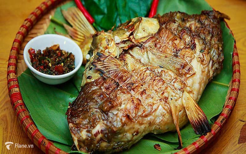 Thưởng thức món ăn đặc sản của đồng bào dân tộc Thái