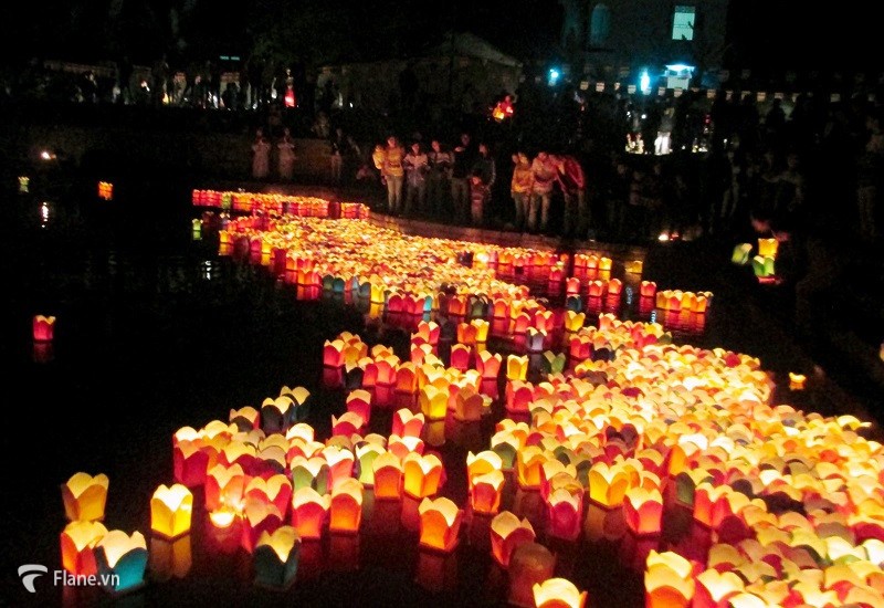 Trải nghiệm lễ hội thả đèn hoa đăng cầu bình an