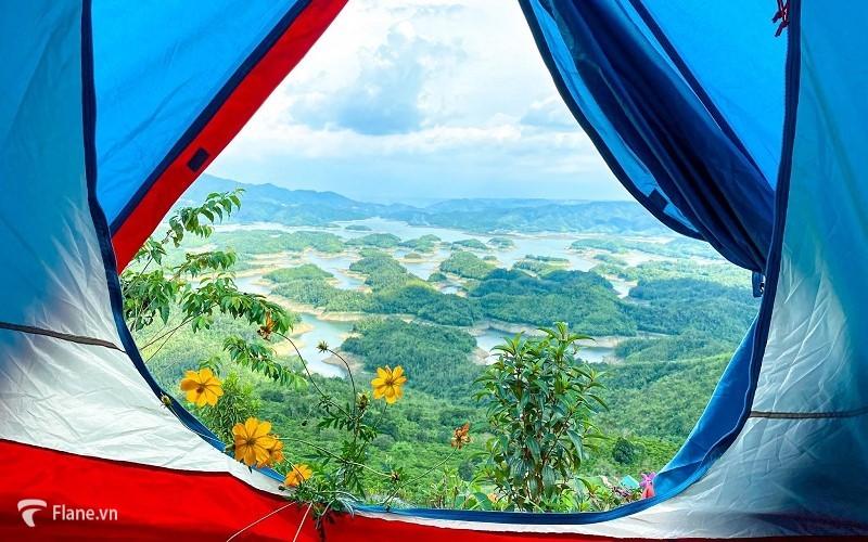 Trải nghiệm cắm trại qua đêm và đón bình minh trên núi khi du lịch Tà Đùng