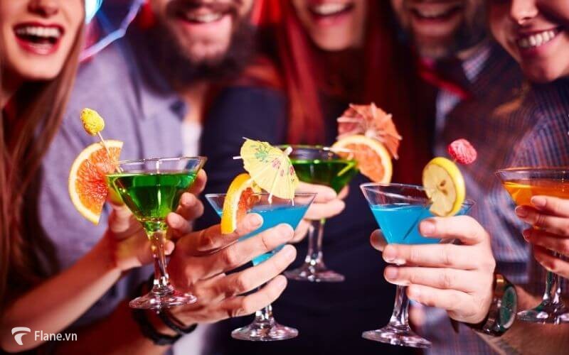 Cùng bạn bè thưởng thức ly cocktail mát lạnh tại Sabbia Lounge 