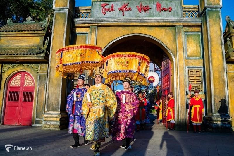 Lạc vào khu kinh thành cổ xinh đẹp sau khi bước qua cảnh cổng đình Tinh Hoa Việt Nam