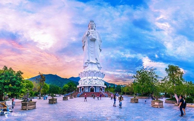 Tượng Phật Quan Thế Âm - biểu tượng của chùa Linh Ứng