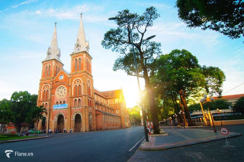 Nhà thờ chính toà Đức Bà - điểm check in không thể bỏ qua khi đến Sài Gòn