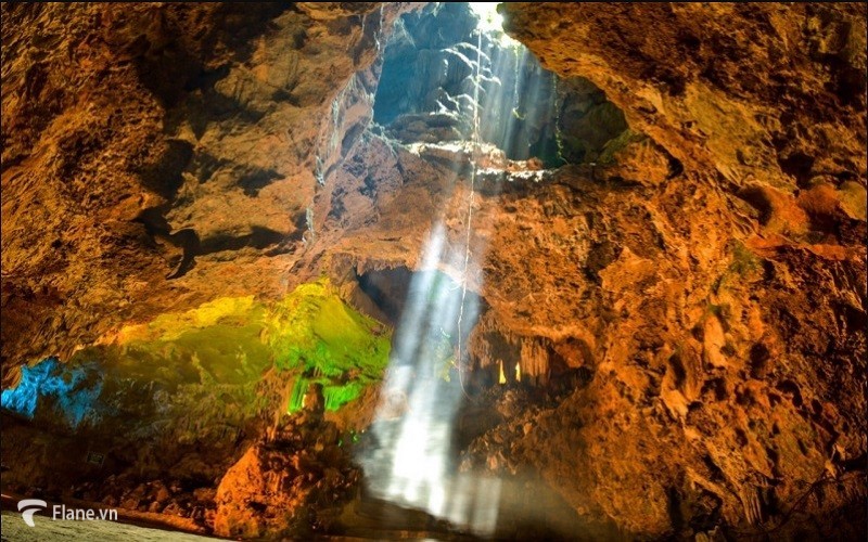 Tham quan hang động độc đáo, ấn tượng khi du lịch Tràng An