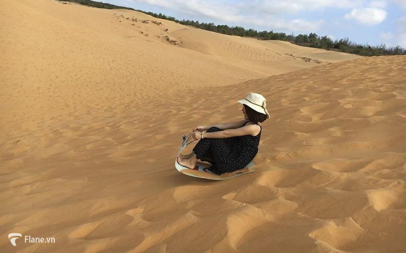 Du lịch Bàu Trắng - trải nghiệm trượt cát thú vị