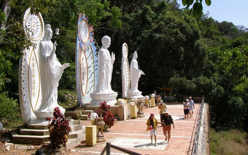 Những bức tượng nổi bật trong khuôn viên khu du lịch