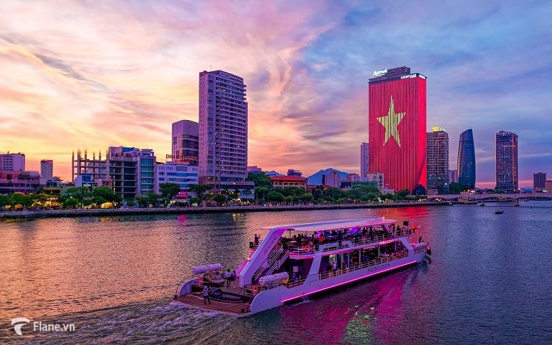 Vé du thuyền Poseidon Cruise đưa bạn đi khám phá thành phố Đà Nẵng xinh đẹp
