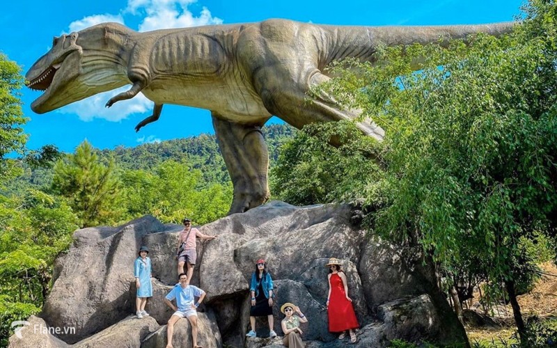 Tham quan vườn khủng long khổng lồ cùng tour núi Thần Tài