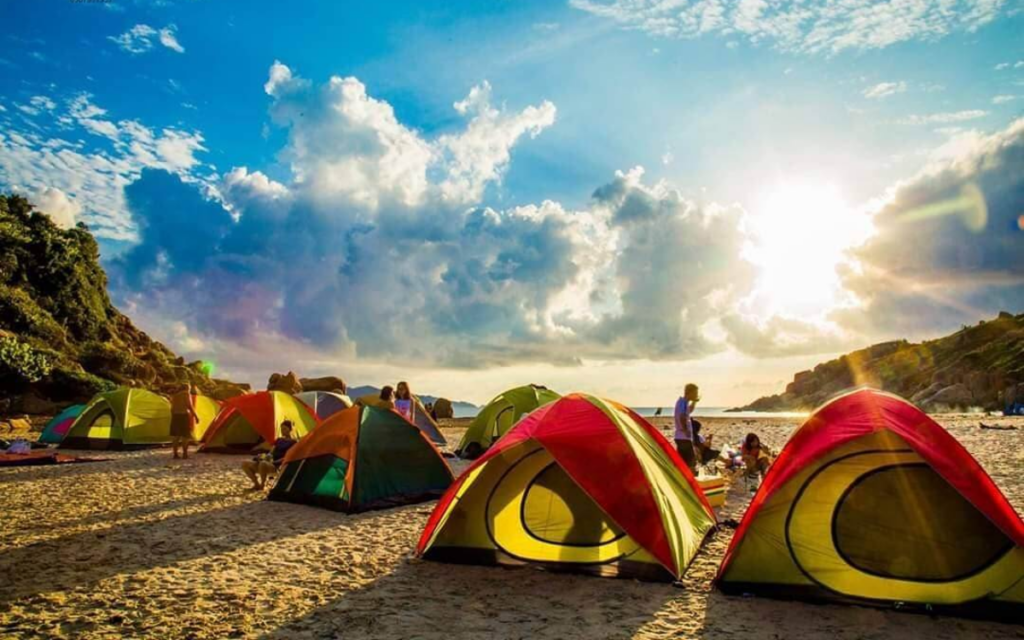 Cắm trại qua đêm tại bãi  Nước Ngọt khi du lịch Bình Hưng