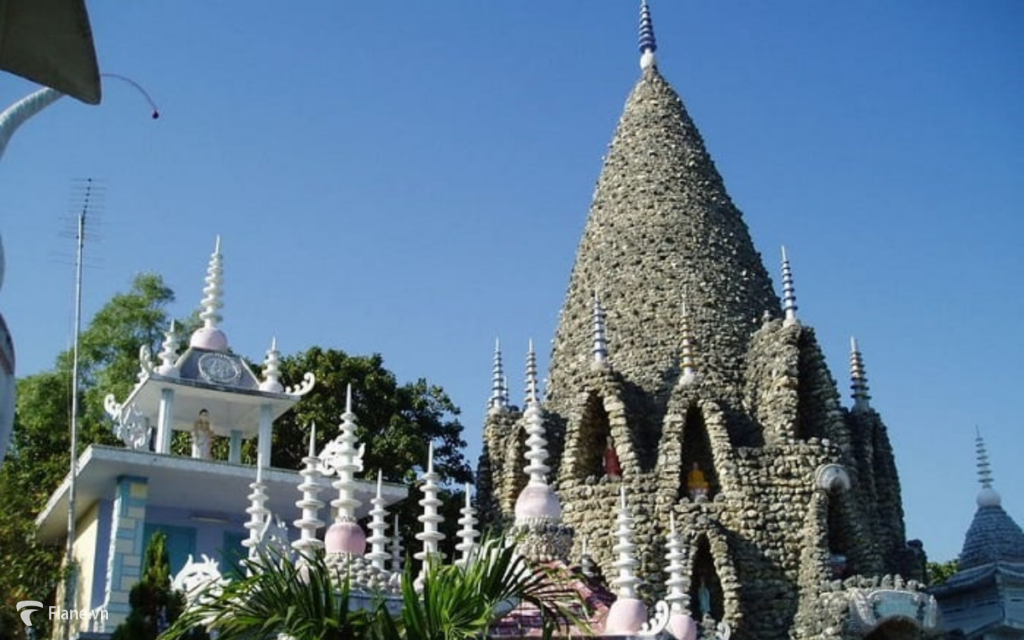 Ngôi chùa được làm từ vỏ ốc vô cùng độc đáo tại Cam Ranh