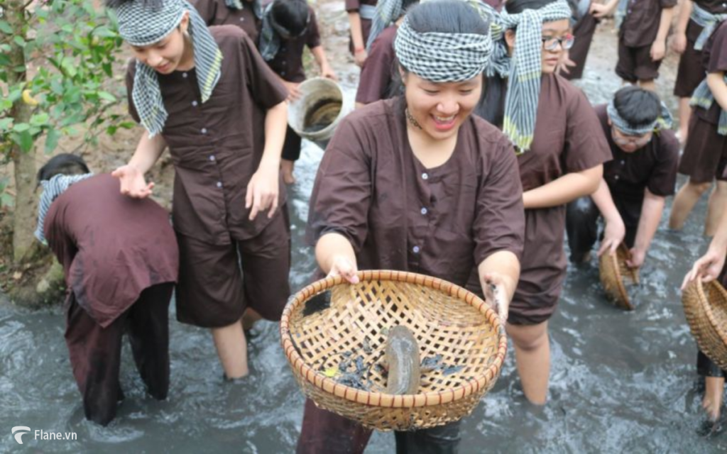 Hoá thân thành nông dân bắt cá tại du lịch Phú An Khang