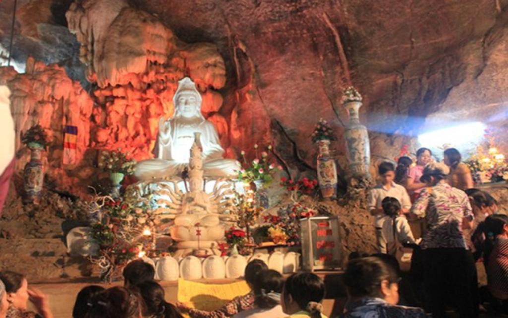 Lễ hội tại đền Thác Bờ được nhiều du khách ghé thăm