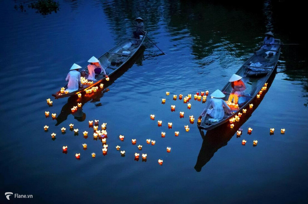 Đi thuyền thả hoa đăng ở Hội An nét đẹp văn hoá